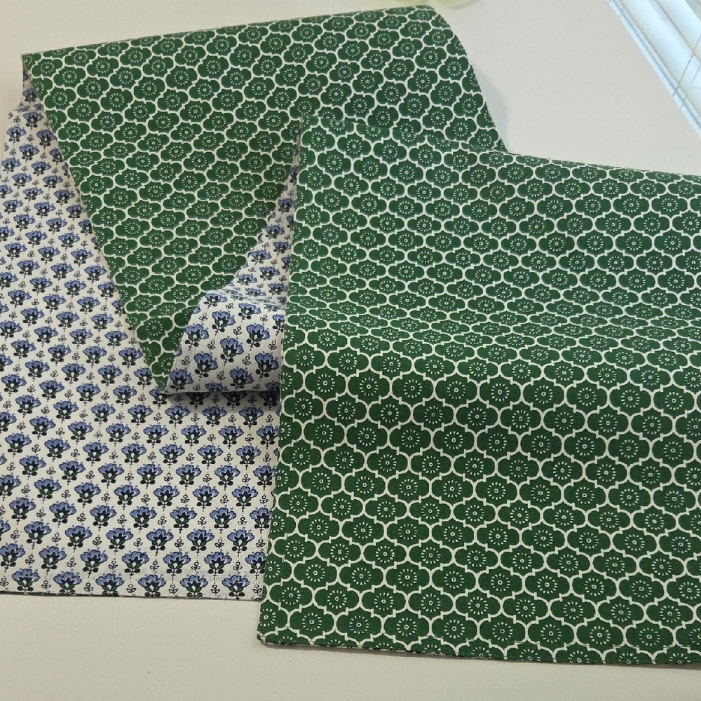 NWOT Green and White Patterned Table runner